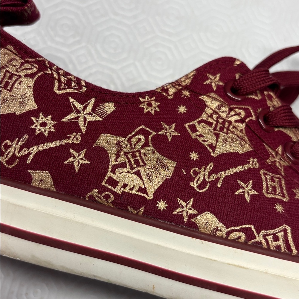 Harry Potter Hogwarts Canvas Low-Top Sneakers Size 8 Colour Burgundy - Picture 9 of 9